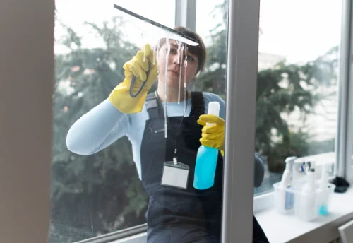 Nettoyage de vitres intérieures et extérieures à Curel